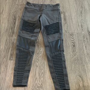 ALO Yoga Charcoal Leggings with Black Ribbed Detail! No tag size S